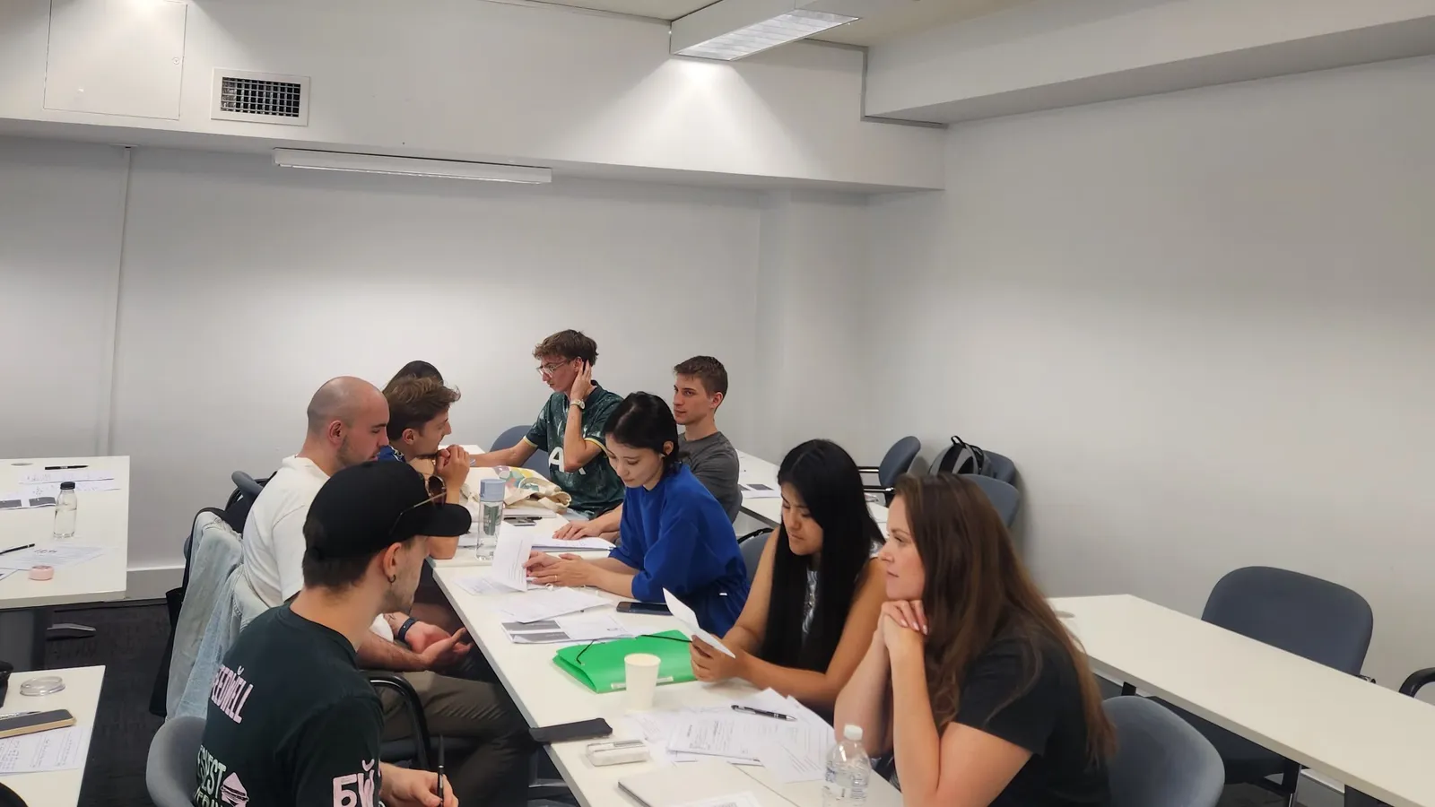 IELTS class discussion, Boston Institute Boston Institute IELTS students in a listening and discussion class in Sydney
