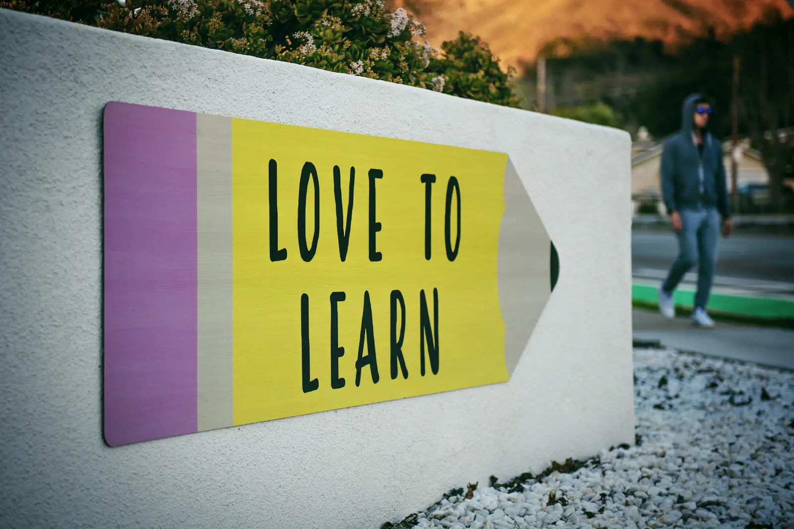 Love to learn sign Wall sign reading Love to Learn in yellow and pink